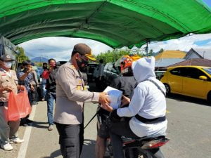 Tinjau Pos Perbatasan Boltim-Kotamobagu, Kapolres Irham Halid Ajak Masyarakat Patuhi Protokol Kesehatan