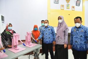Bupati Zahir Didampingi Ketua TP PKK Batu Bara Serahkan Bantuan Peralatan Bagi Pelaku Koperasi Dan UMKM