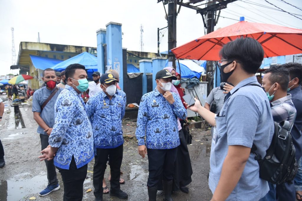 Tinjau Pasar Delima, Bupati Zahir: Jangan Buang Sampah Sembarangan