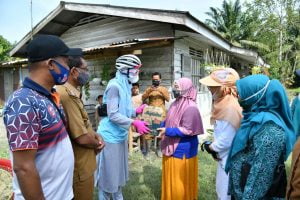 Ketua TP PKK Batu Bara Berikan Bantuan Mie Instan