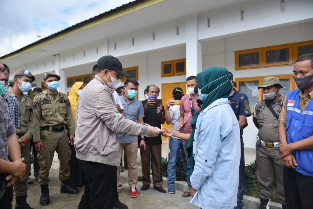Sambangi Imigran Rohingya, Bupati Batu Bara Berikan Santunan