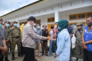 Sambangi Imigran Rohingya, Bupati Batu Bara Berikan Santunan