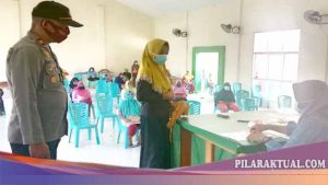 Polsek Sangkub Awasi Penyaluran BST Kepada 408 Kepala Keluarga