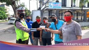 Satuan Lalulintas Polres Minsel Bagi-Bagi Masker dan Vitamin