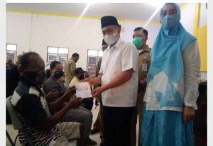 Didampingi Ketua TP PKK Batu Bara, Bupati Serahkan Bantuan Kepada Lansia Dan Penyandang Disabilitas