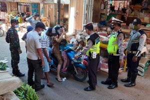 Gugus Tugas Covid-19 di Kotamobagu Ingatkan Pengunjung Pasar Patuhi Protokol Kesehatan