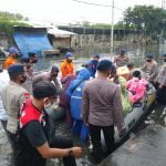 Personel Ditpolairud Polda Jateng Evakuasi Korban Banjir di Kota Semarang
