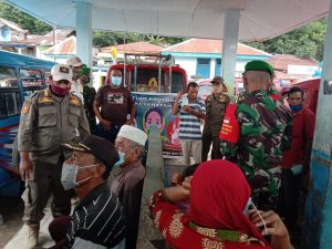 Putus Mata Rantai Covid-19, Kompi Senapan A Yonif 731/Kabaresi Bersama Polres Pulau Buru Bagikan 1000 Masker
