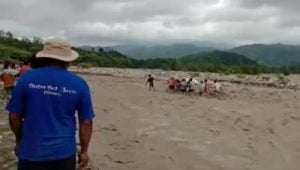 Viral! Terjebak Banjir Besar, Warga Nekat Gotong Jenazah Tokoh Adat