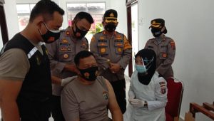 Hari Ini, Kapolres Batu Bara Pimpin Langsung Vaksinasi Covid-19 Personilnya