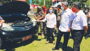 Usai Apel Kerja, Bupati Minsel Lakukan Pemeriksaan Mobil Dinas