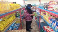 Disperdakop UKM Boltim Sidak Barang Kadaluarsa