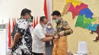 Sambut Wamendag, Bupati Zahir Pakaikan Kain Songket Khas Batu Bara