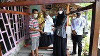 Ketua Dekranasda Batu Bara Menyalurkan Bantuan Alat Tenun Manual