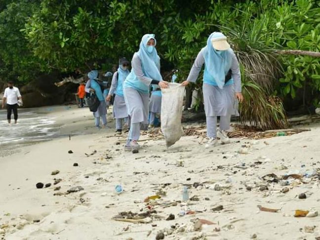 Sambut HUT RI Ke-76, TP PKK Batu Bara Lakukan Aksi Gotong Royong