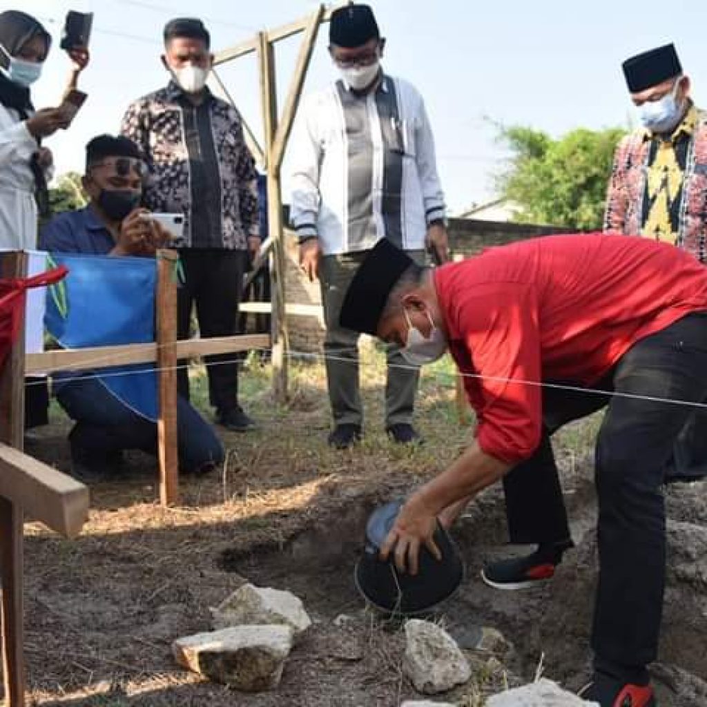 Bupati Batu Bara Letakkan Batu Pertama Pembangunan Musholla Al-Irsyad