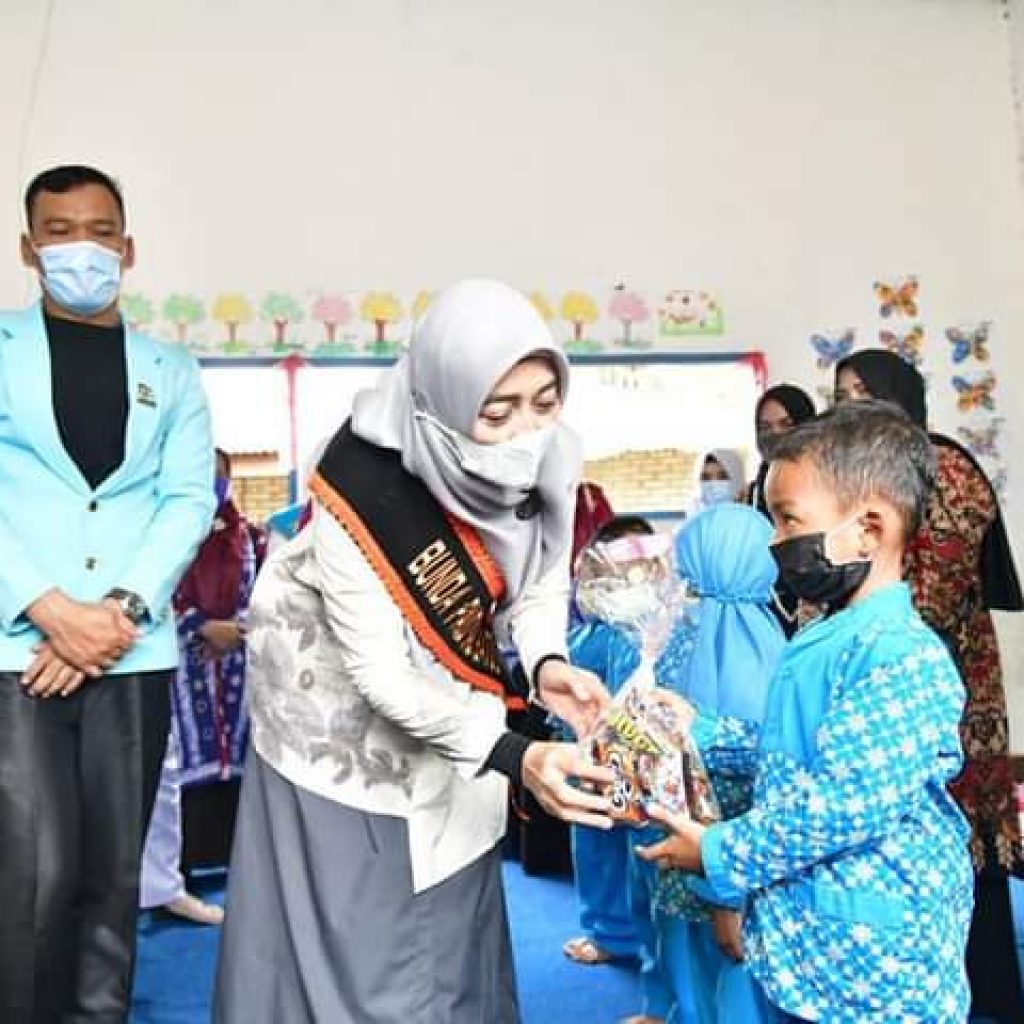 Ny Maya Indriasari Zahir Kunjungi PAUD Mutiara di Desa Tanjung Mulia