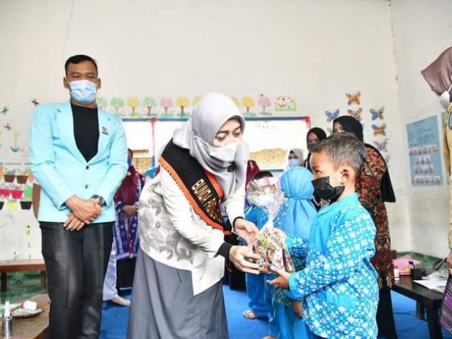 Ny Maya Indriasari Zahir Kunjungi PAUD Mutiara di Desa Tanjung Mulia