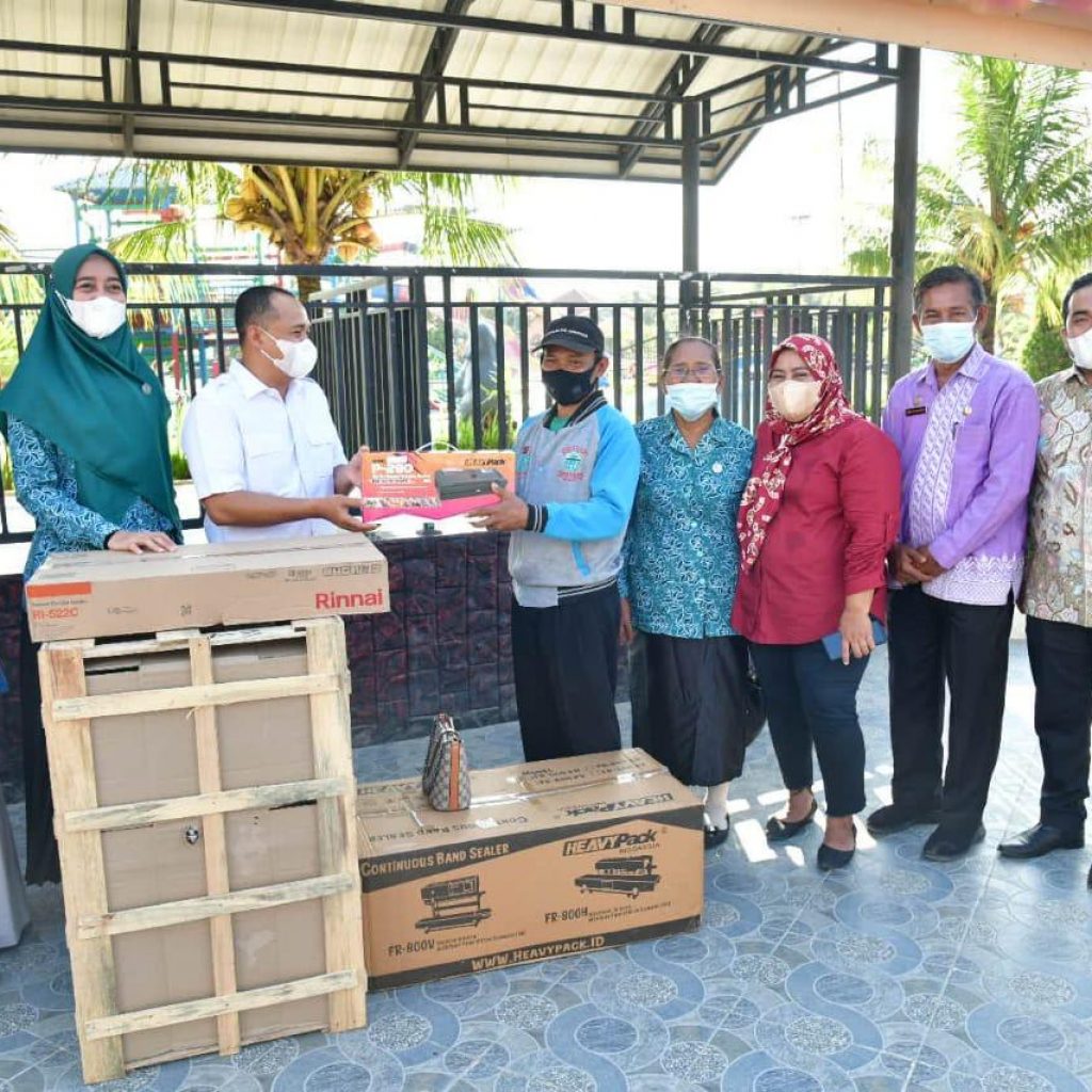 Bupati Batu Bara Serahkan 3 Paket Peralatan Produksi Keripik Tempe