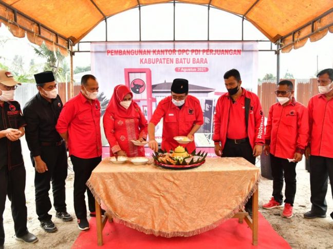 Bupati Zahir Dampingi Djarot Letakkan Batu Pertama Pembangunan Kantor DPC PDIP Batu Bara