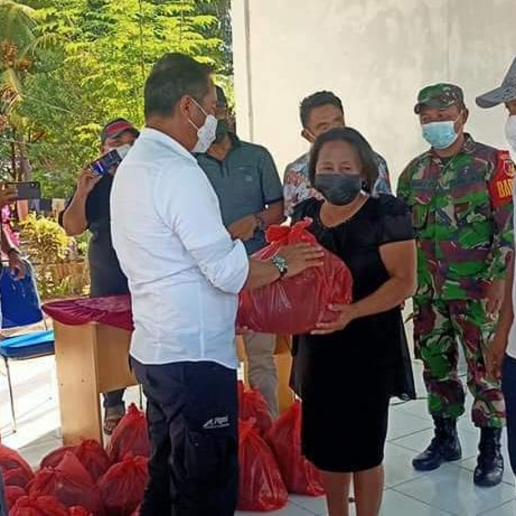 Bupati Sam Sachrul Mamonto Serahkan Bantuan Kepada Korban Banjir Jiko Bersatu