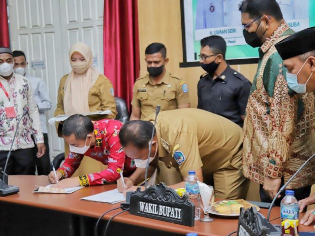 Bupati Halsel Usman Sidik dan Rektor Unkhair Ridha Ajam Teken MoU