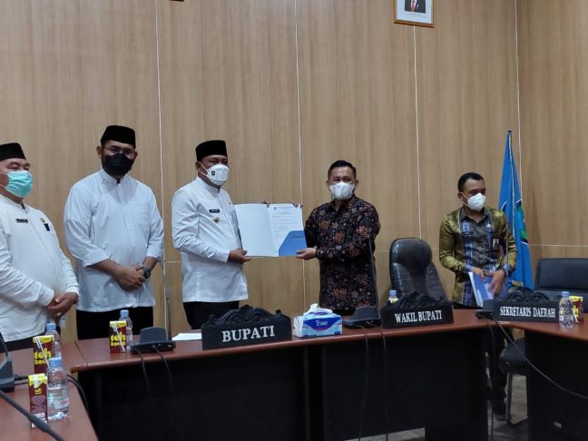 Dikbud Malut Serahkan 6 Penghargaan WBTB Ke Pemda Halsel