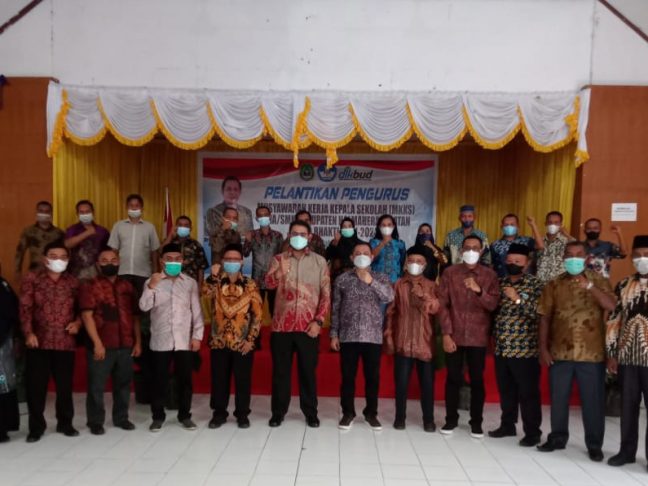 Kadikbud Malut Lantikan Pengurus MKKS SMA-SMK di Halmahera Selatan