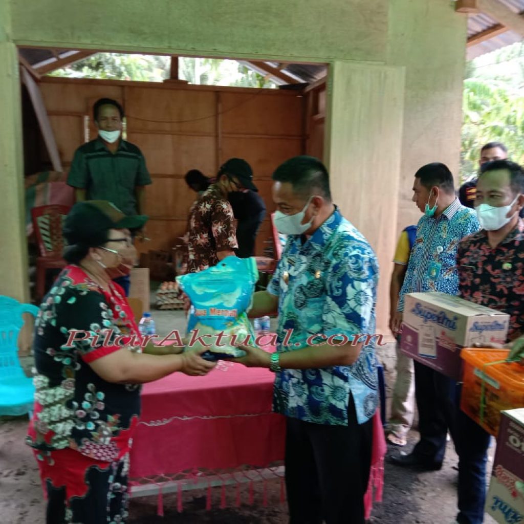 Wabup Boltim Bantu Korban Banjir Molobog Timur