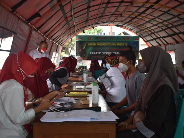 Hari Ke 2 Serbuan Vaksinasi HUT TNI Ke 76, Warga Halsel Terus berdatangan