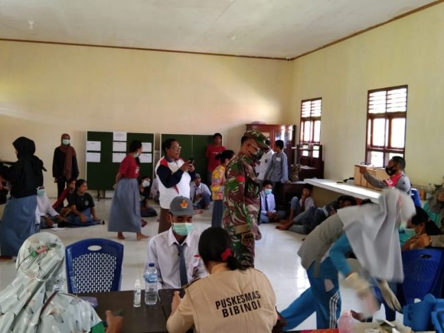 Babinsa dan Bhabinkamtibmas Dampingi Puskesmas Laksanakan Vaksin Covid-19 Di SMAN 15 Bibinoi Halsel