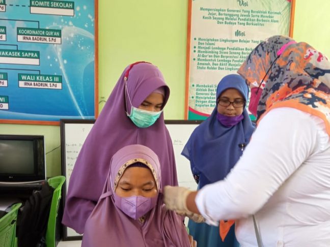 RSUD Labuha Vaksin Guru di Dua Sekolah