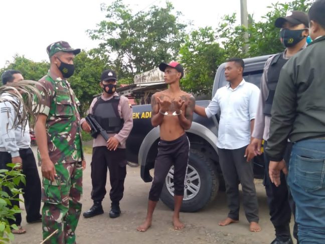Mengamuk Dengan Senjata Tajam, Pria Ini Diamankan Aparat