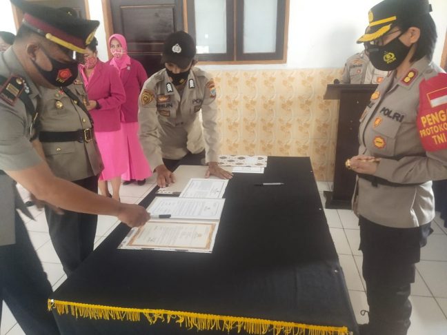 Pimpin Upacara Sertijab, Kapolres Bolmong Lantik Dua Pejabat