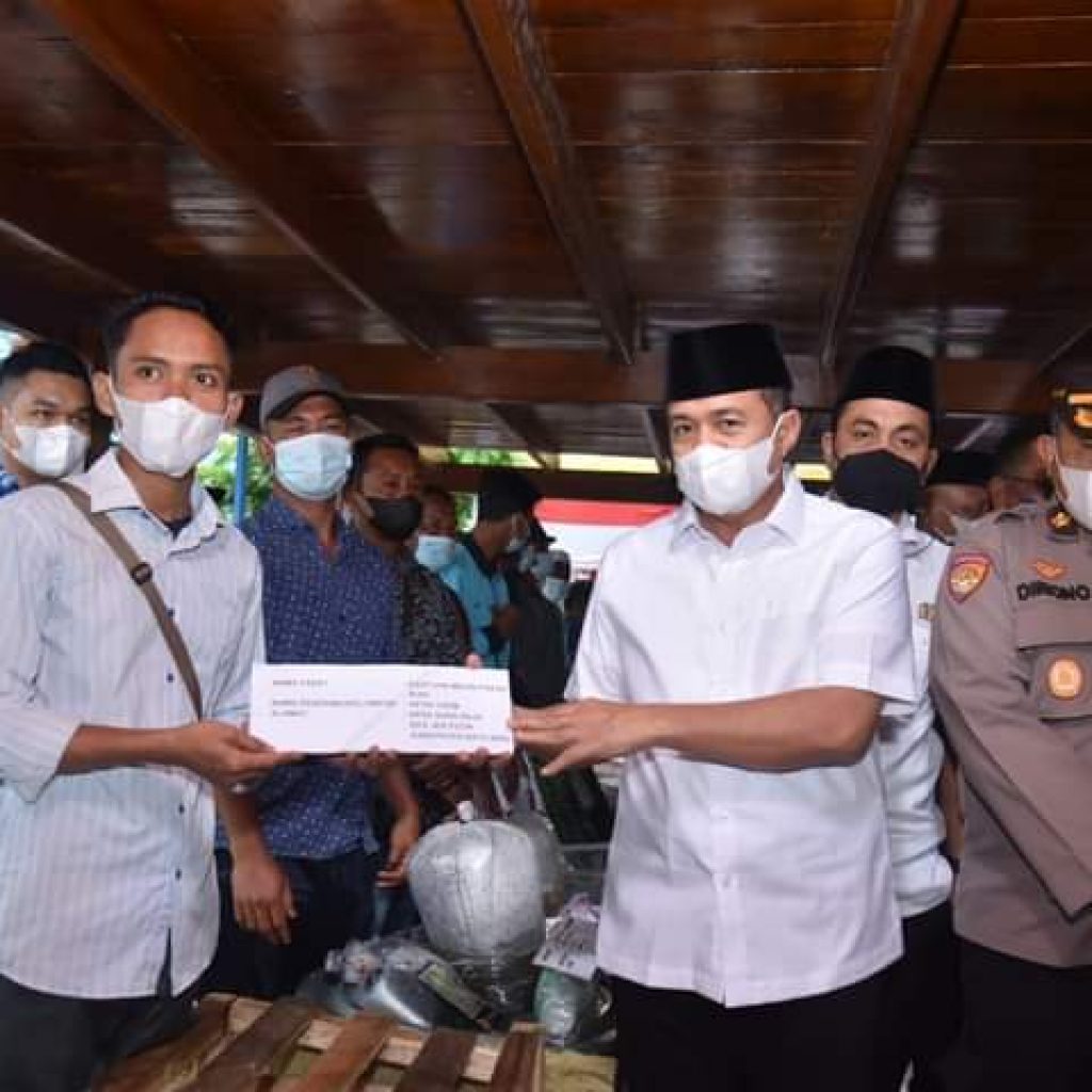 Bupati Batu Bara Salurkan Bantuan Kepada Nelayan