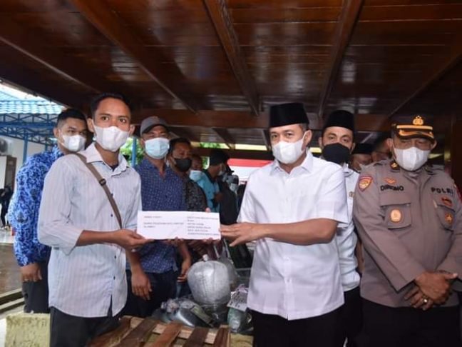 Bupati Batu Bara Salurkan Bantuan Kepada Nelayan