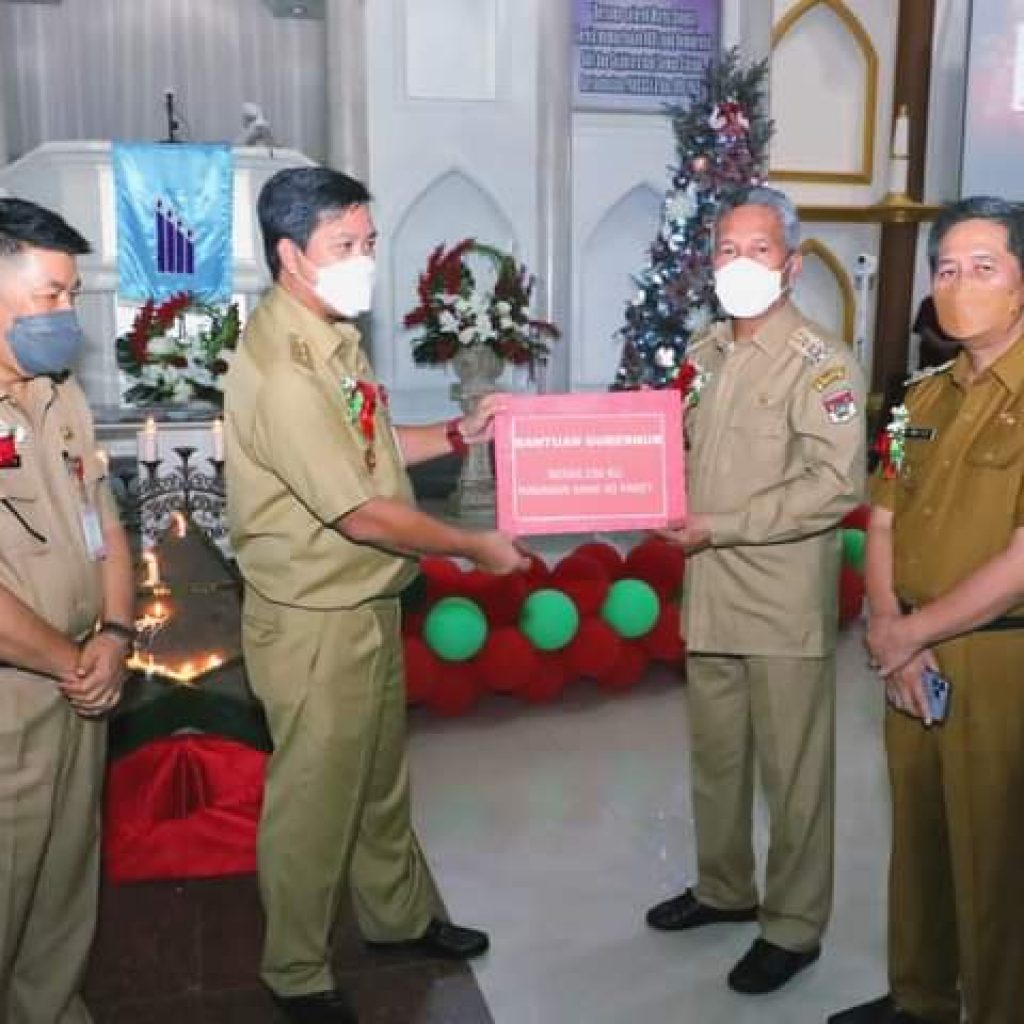 Pemprov Sulut Gelar Safari Natal di Minsel, Bupati Terima Sejumlah Bantuan