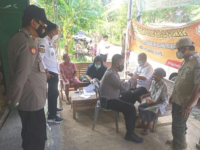 Sasar ke Pemukiman Warga Kapolsek Gandrungmangu Giatkan Vaksinasi
