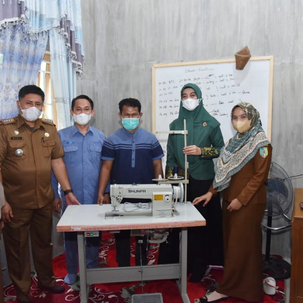 Ketua Dekranasda Batu Bara Salurkan Bantuan Alat Produksi