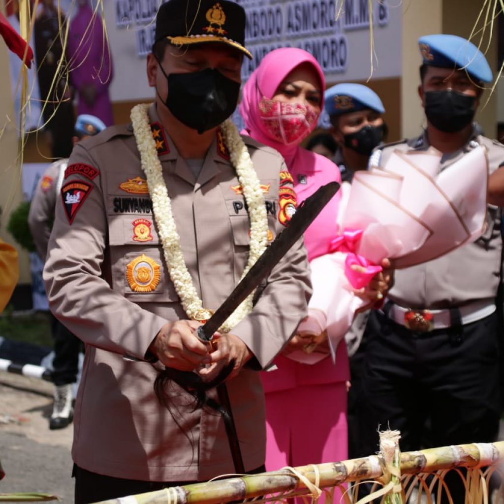 Prosesi Potong Bambu Dan Tepung Tawar Sambut Kedatangan Kapolda Kalbar Yang Baru