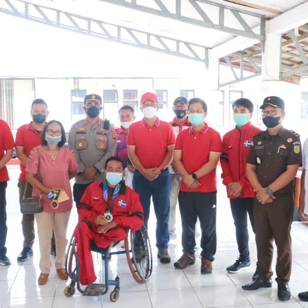 Bupati Minsel Serahkan Bonus Kepada Atlit Disabilitas Peraih Medali di Ajang Peparnas Papua