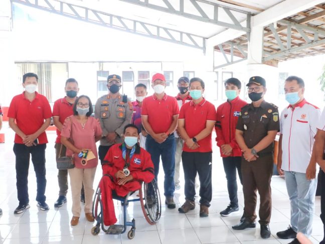 Bupati Minsel Serahkan Bonus Kepada Atlit Disabilitas Peraih Medali di Ajang Peparnas Papua