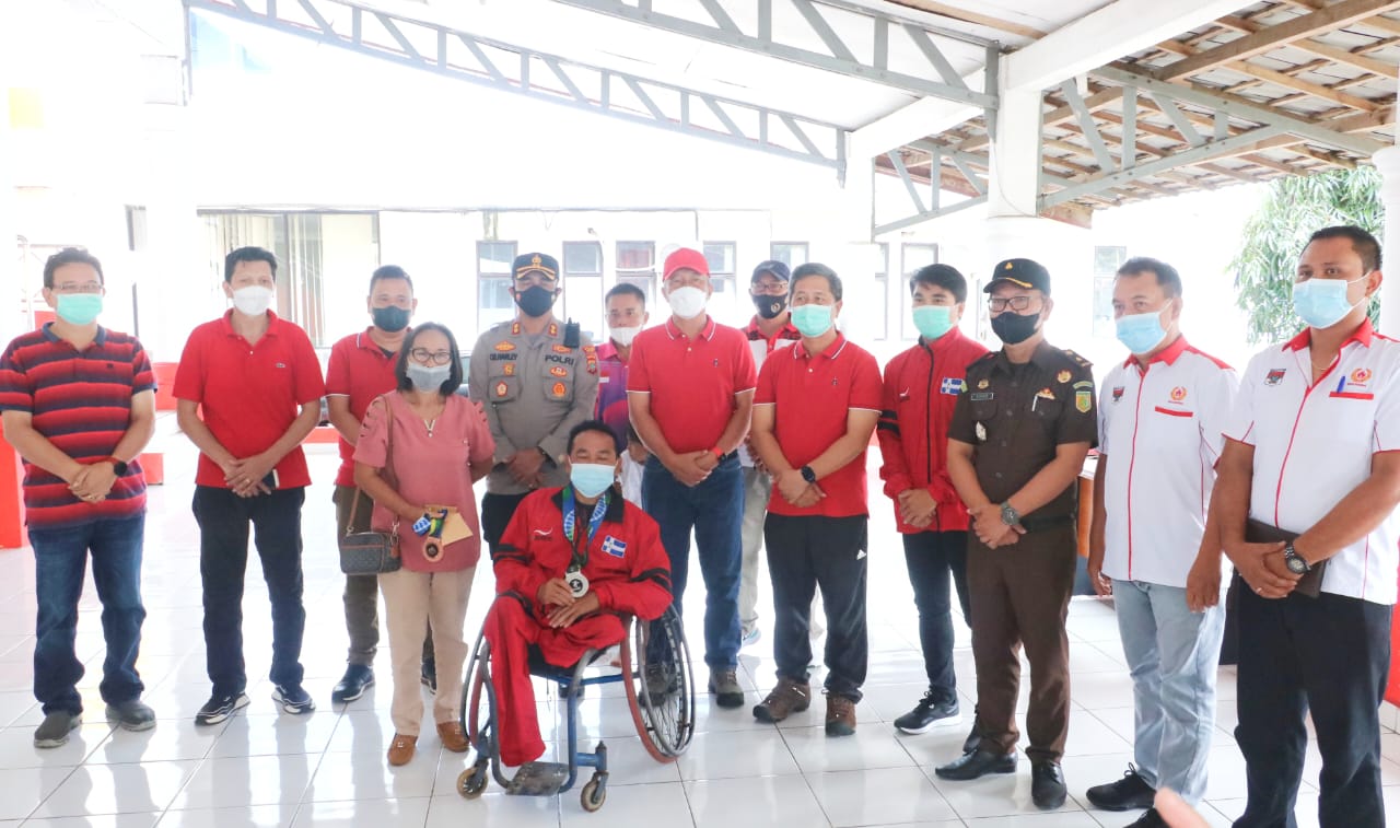 Bupati Minsel Serahkan Bonus Kepada Atlit Disabilitas Peraih Medali di Ajang Peparnas Papua