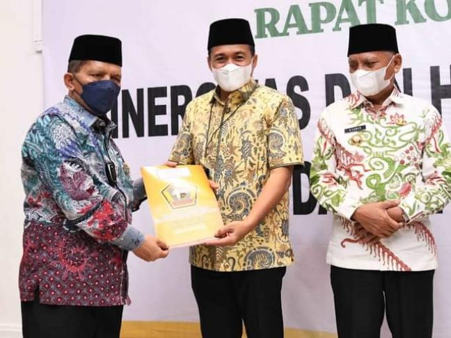 Bupati Zahir Raih Penghargaan Tokoh Peduli Pendidikan Islam