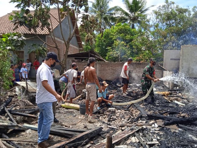 Diduga Konsleting Listrik, Rumah Semi Permanen Milik Kamisem, Ludes Terbakar