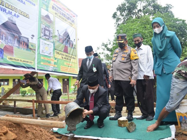 Bupati Zahir Pimpin Upacara dan Peletakan Batu Pertama Musholla Baiturrahman