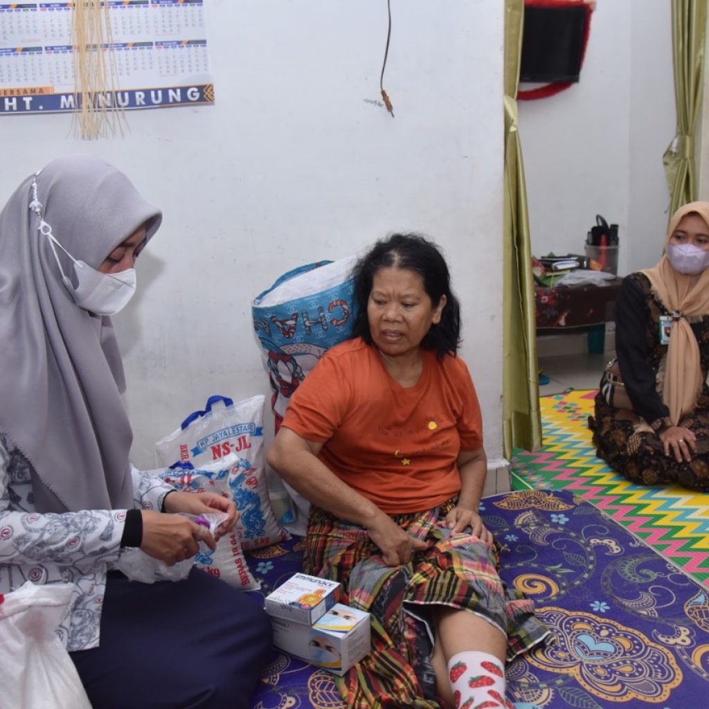 Peduli Terhadap Penderita Kanker, Ketua YKI Batu Bara Berikan Bantuan