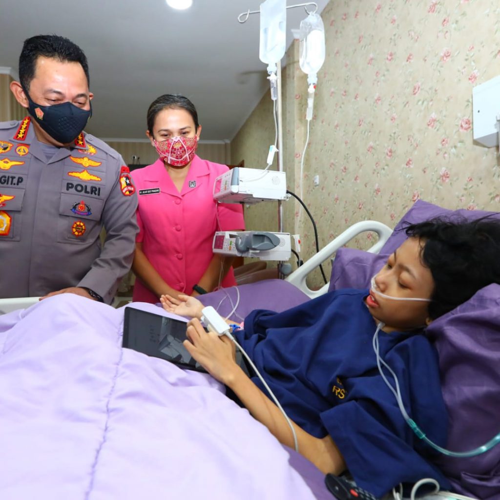 Kapolri Penuhi Janji, Jenguk Sinta Aulia Anak Penderita Tumor Kaki
