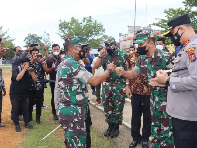 Dandim 0209/LB Sambut Pangdam I/BB dan Kapoldasu Tinjau Vaksinasi di Labusel