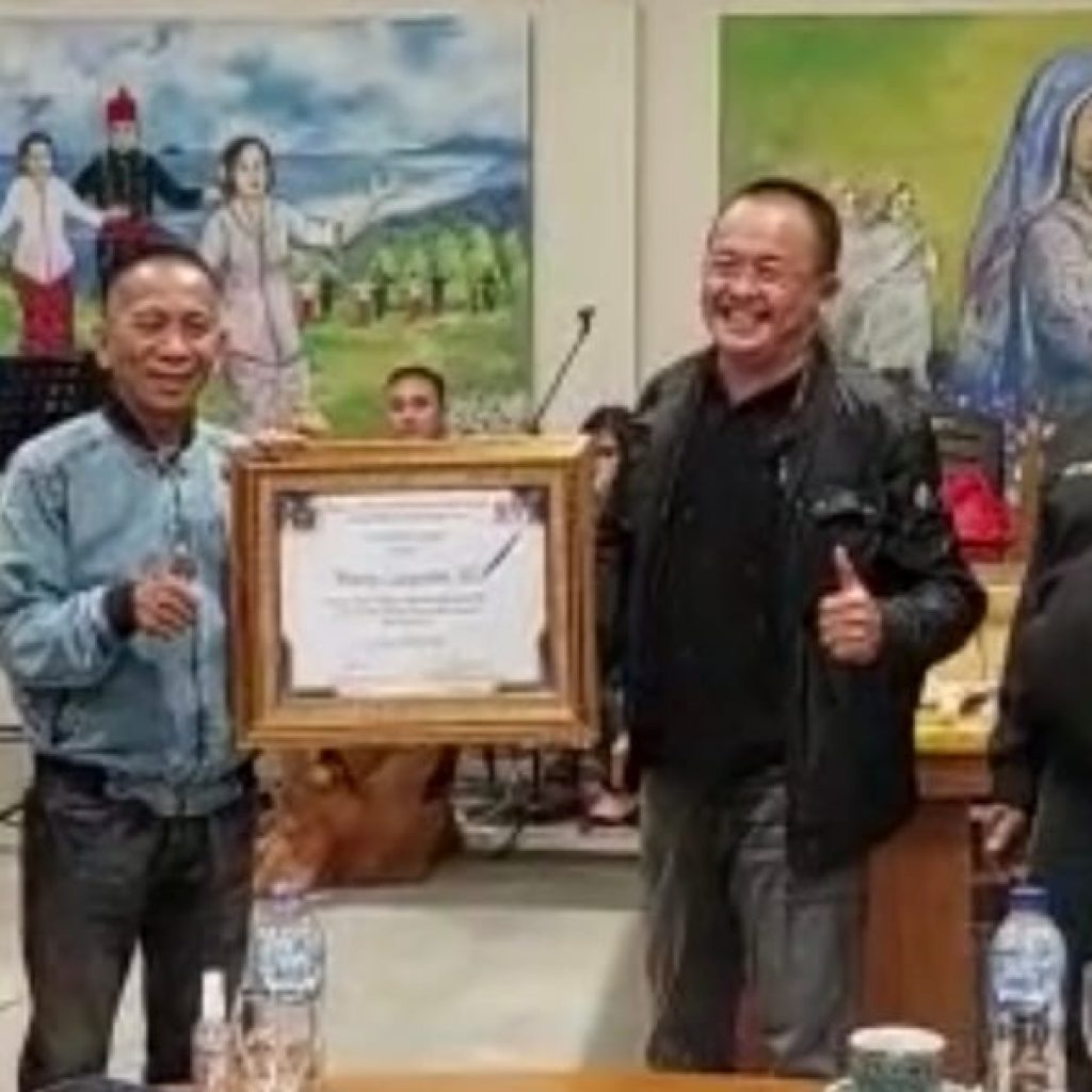 Terima Award PWI Sulut, Wenny Lumentut: Wartawan Profesional Harus Paham KEJ